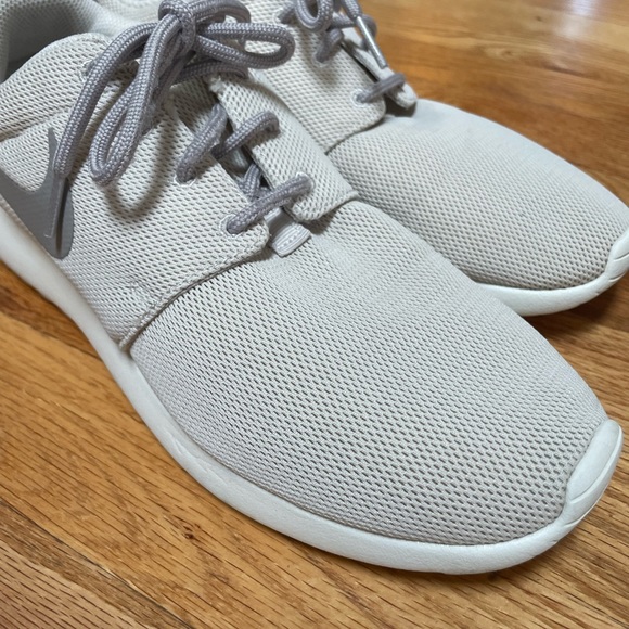 Nike Roshe One women’s 8.5 - Picture 2 of 4